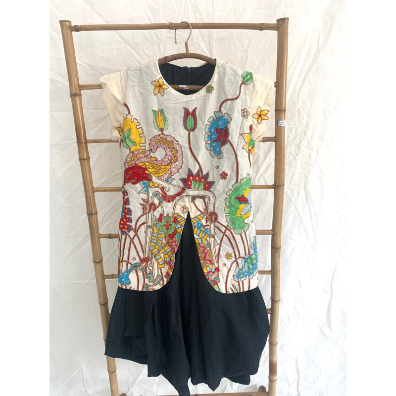Dress Batik warna putih bawahan hitam…. Batik Cap dengan motif bunga Cantik….