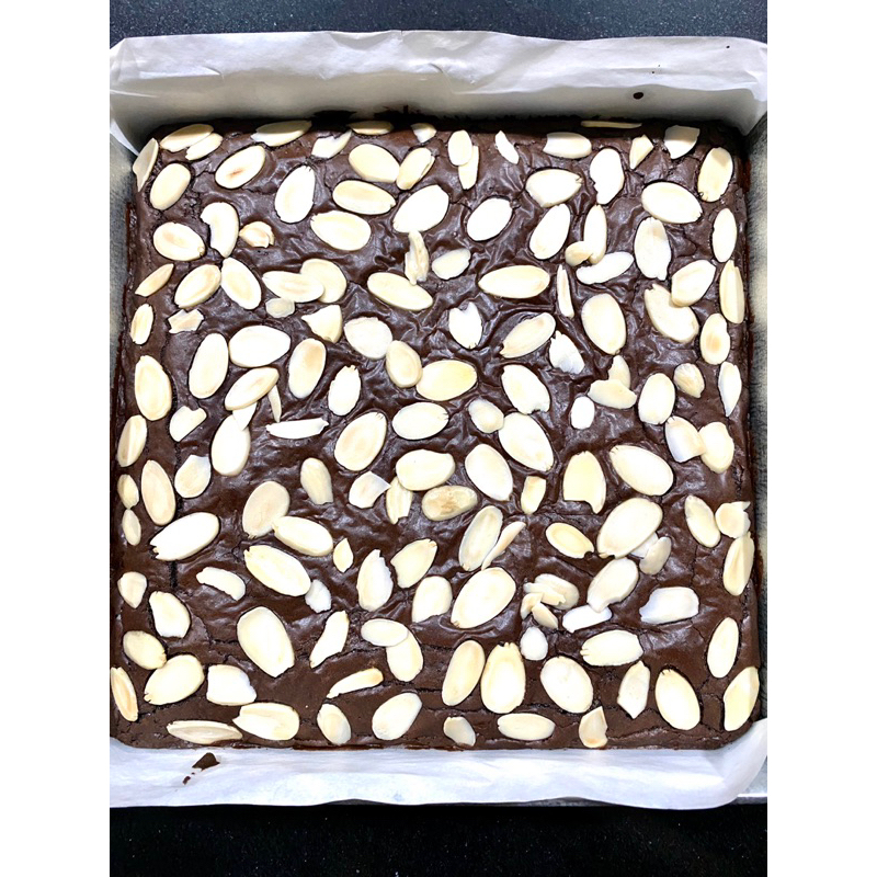 

LUMINER brownies panggang sz large 20x20 | brownies panggang | almond | cheese / keju | chocochips | size large 20x20