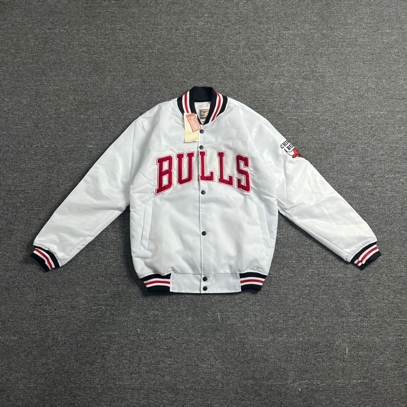 Jaket Varsity Chicago Bulls Mitchells Ness White | Jaket Pria | Jaaket Varsiy Pria | Jaket Bulls JAK