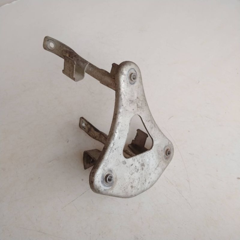 BRAKET DUDUKAN TAMENG DEPAN SPIN 125 ORIGINAL COPOTAN