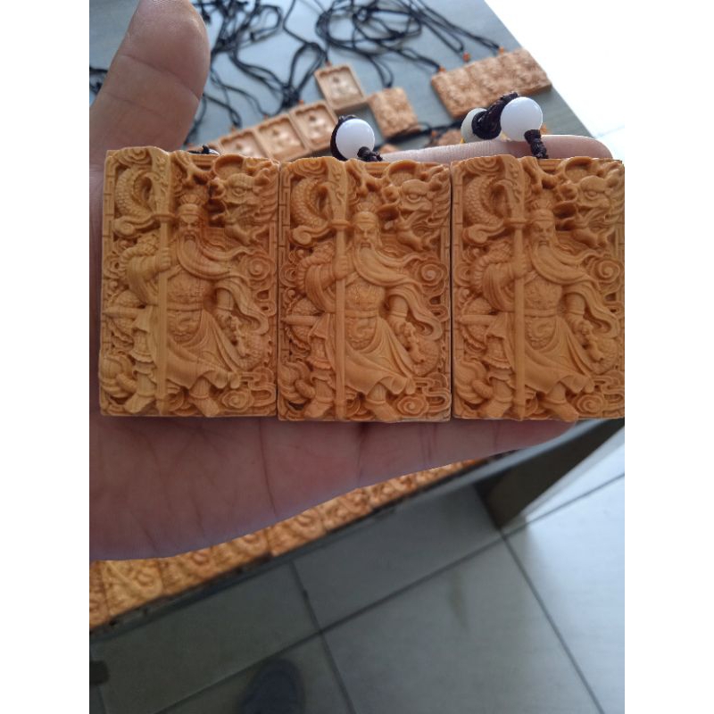 Liontin Dewa Kwan kong