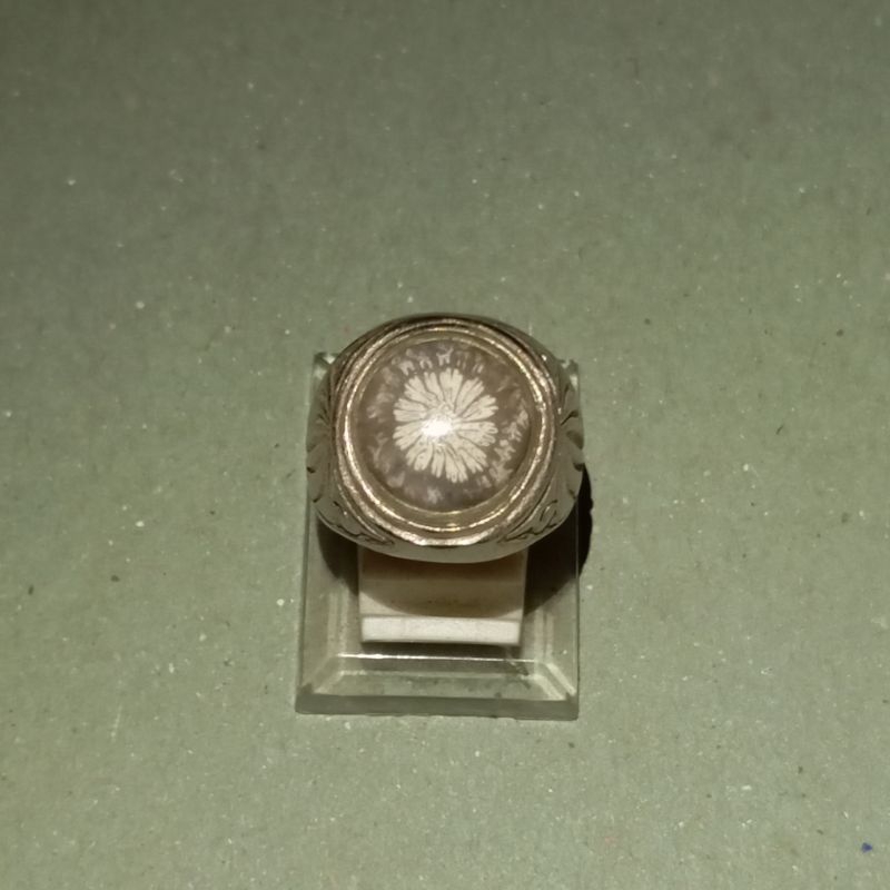 Cincin Batu Teratai Tunggal Hitam Putih