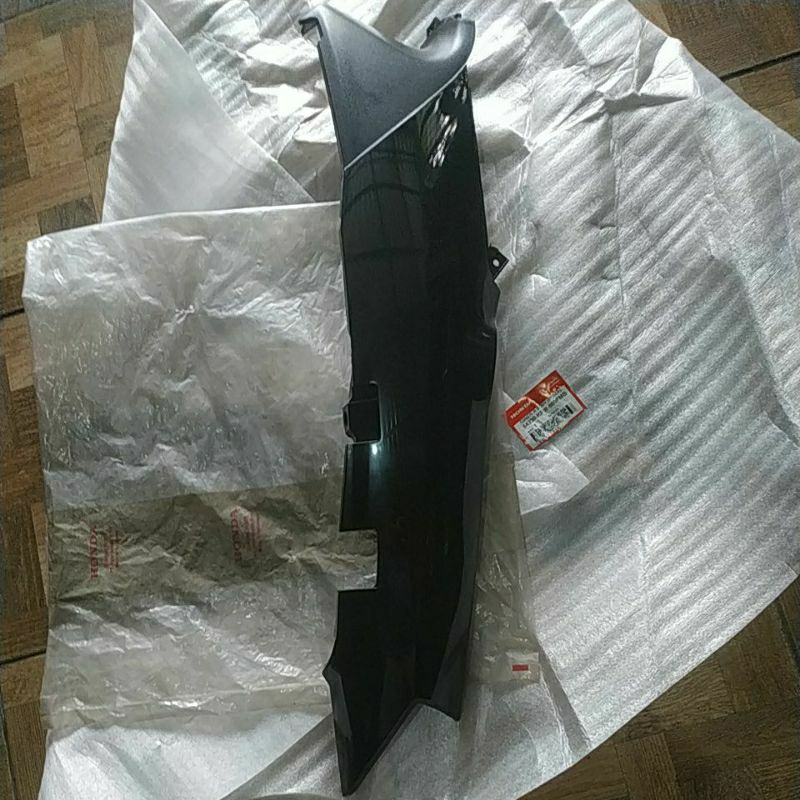 Cover body bodi belakang kanan Kirana KPW hitam FMB original baru AHM / 64330-KPW-860FMB