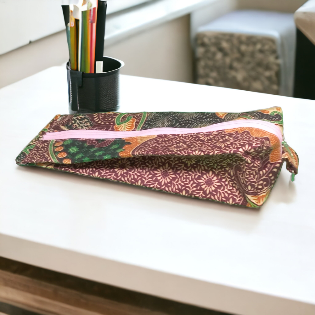 

Tempat pensil motif batik bentuk segitiga