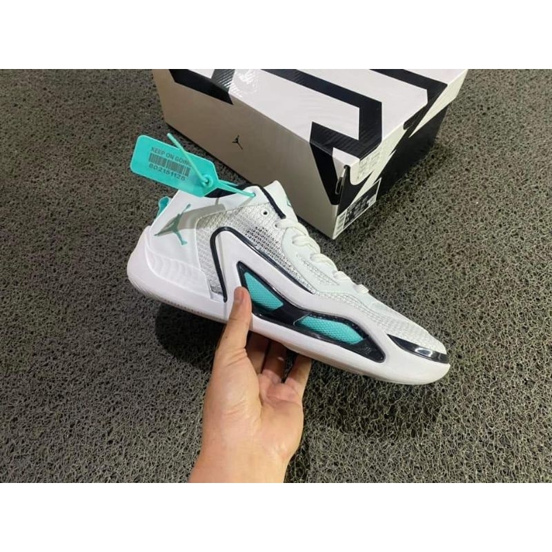 SEPATU BASKET JORDAN TATUM 1 WHITE GREEN