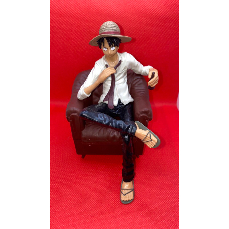 Action figure luffy duduk di kursi