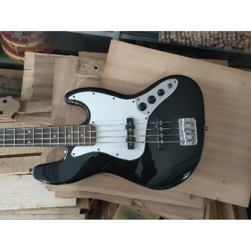 Jazz Bass Fender - HITAM