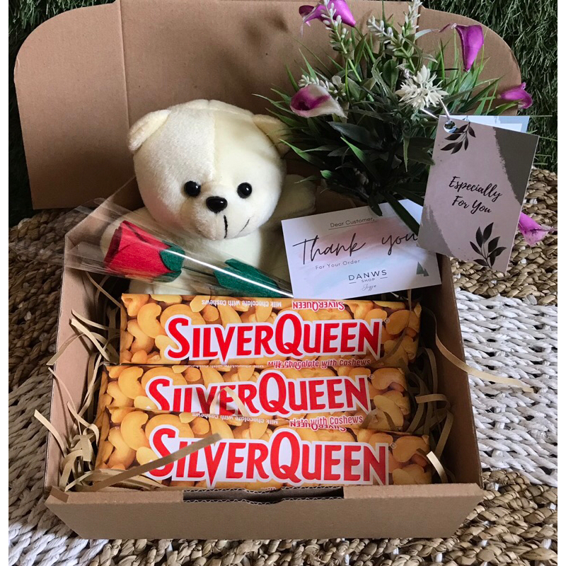 

Hadiah Ulang Tahun/Gift Box Cokelat Hampers Boneka Mini Bear Valentine dan Wisuda