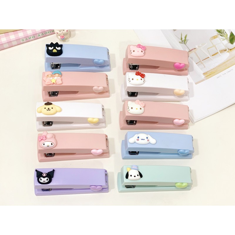 

LUCKY CAT - STEPLES SANRIO | STAPLER KERTAS SANRIO | STAPLER | STEPLES | CETREKAN | PENJEPIT KERTAS SANRIO | KUROMI | HELLOKITTY | MELODY | POMPOMPURIN | CINAMORROL | WHITE DOG | PERLENGKAPAN KANTOR | ALAT KANTOR | STEPLES MOTIF KARAKTER | STEPLES WARNA