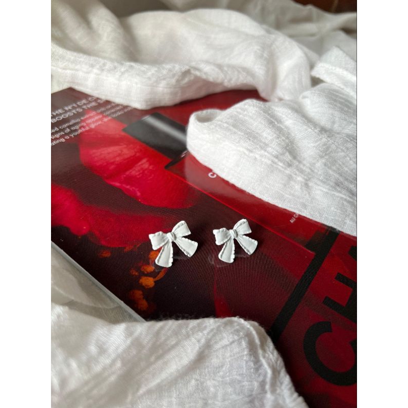 anting tusuk pita putih