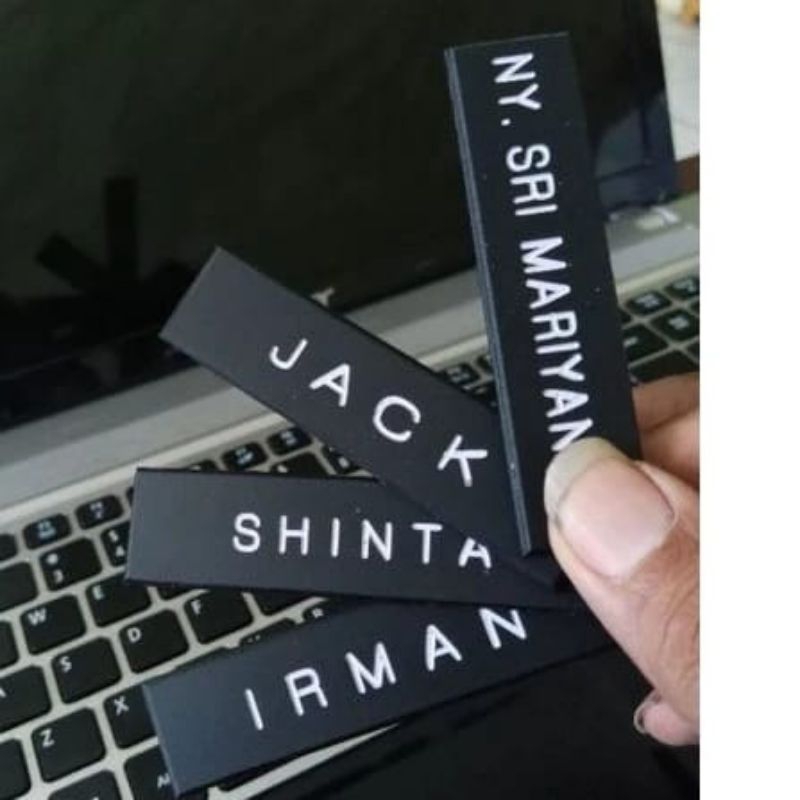 

Nama dada dop/name tag dop/nama dada hitam/nama dada dop grafir/nama dada khusus peniti