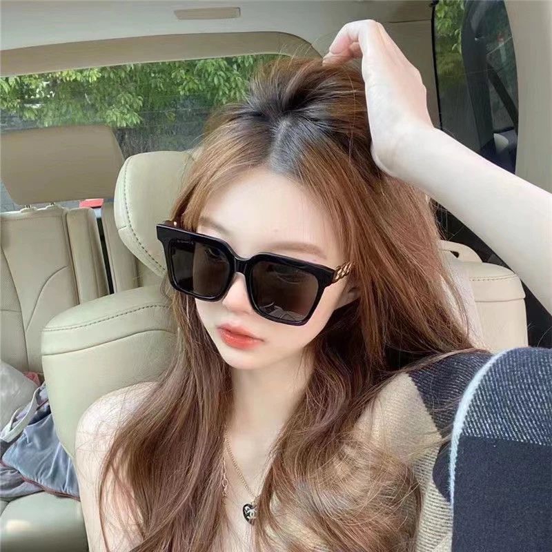 KECAMATA SUNGLASSES HITAM UNTUK WANITA DEWASA DENGAN FRAME KOTAK OVERSIZE KEKINIAN FASHION TRENDY IM