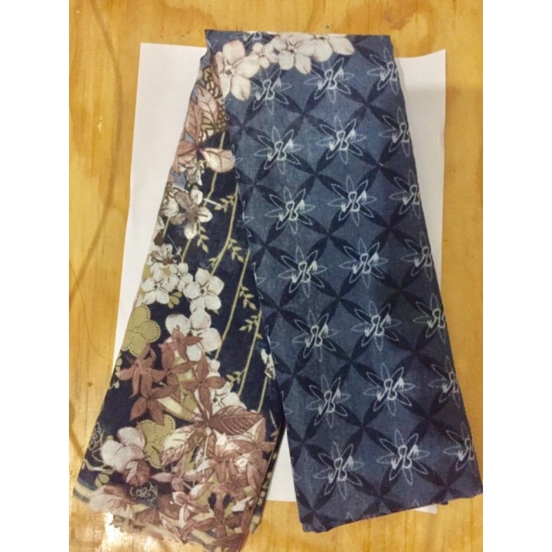 Voal scarf syari warna biru bermotif bunga