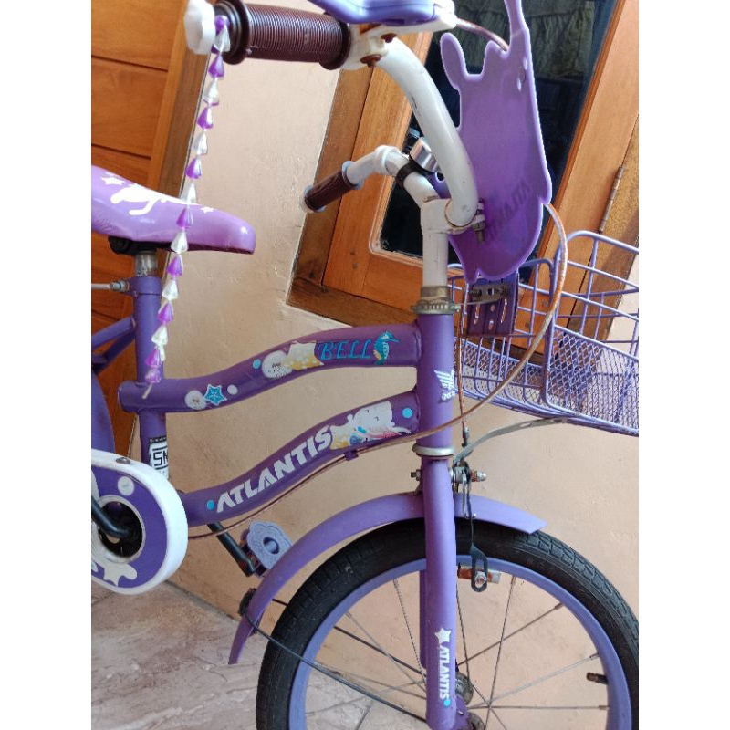 sepeda anak perempuan roda 4 keranjang warna ungu bekas preloved