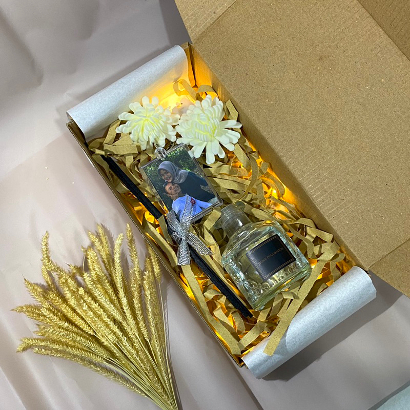 CUSTOM GIFT AKRILIK LAMPU LED SKETSA WISUDA DIFFUSER / KADO ULANG TAHUN-HAMPERS BOX DAN GIFTBOX