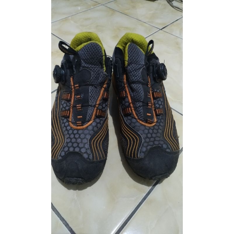 Preloved Second Sepatu Gunung Outdoor Hiking Blackyak Boa Closure System