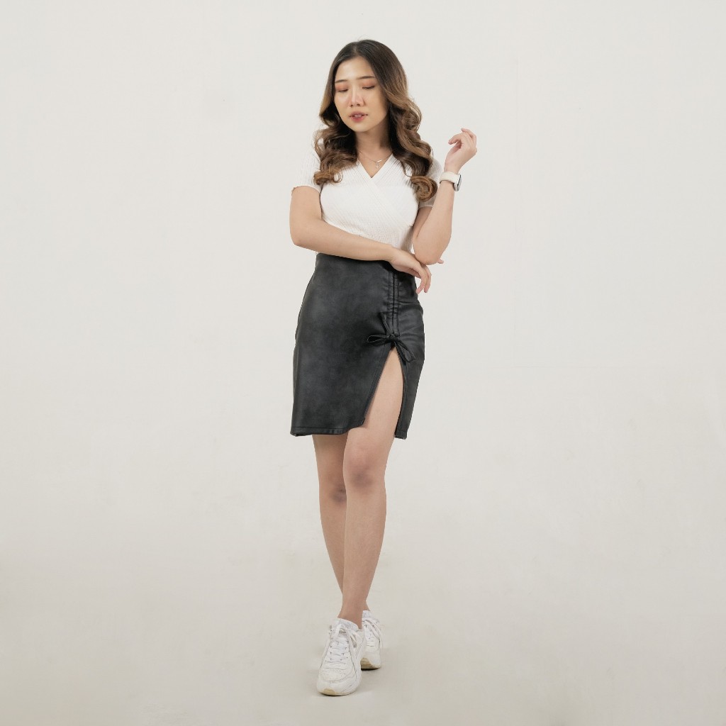 Rok Mini Kulit Leather Model Serut Pendek - Hitam