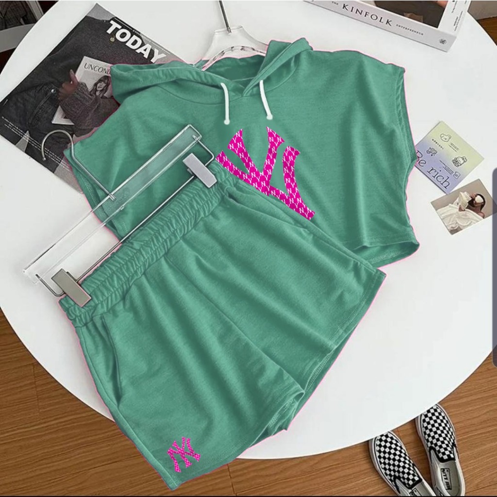 One Set Training Crop Top Hoodie Plus Celana Pendek Wanita / Setelan Olahraga / Kaos Plus Celana