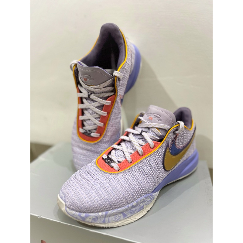 Sepatu Nike Lebron 20 Violet Frost size us11/eu45 (pembelian di Foot Locker)