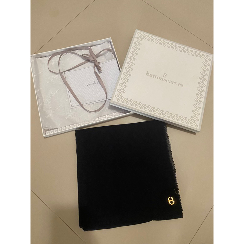 Buttonscarves tapis embossed navy