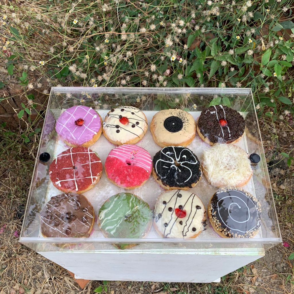box donat akrilik / display donat akrilik / tempat donat / rak donat / display donuts