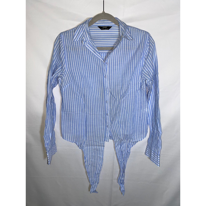 Kemeja garis-garis biru putih