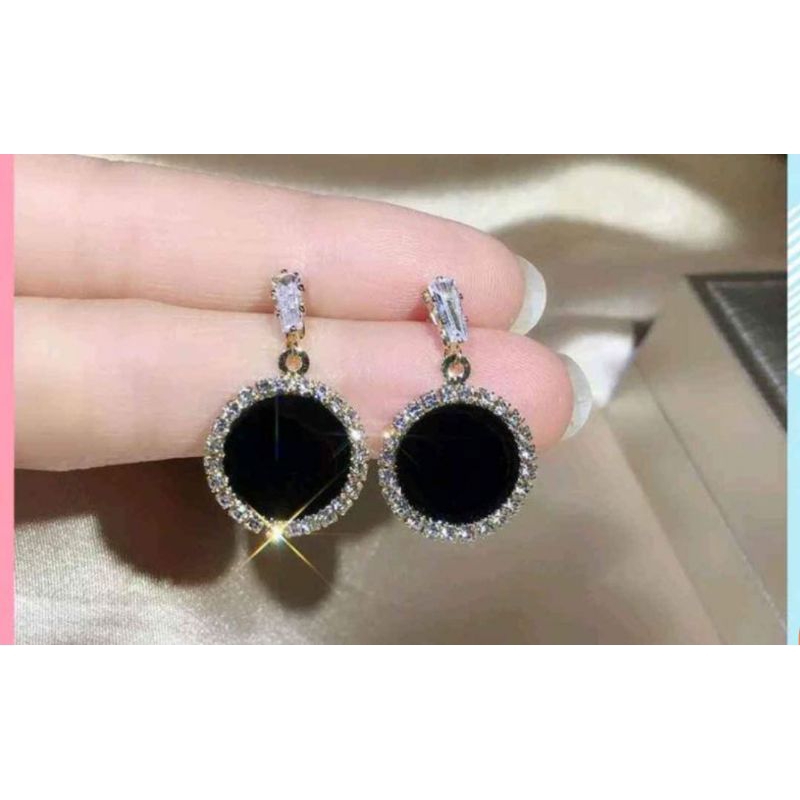 anting-anting model bulat hitam