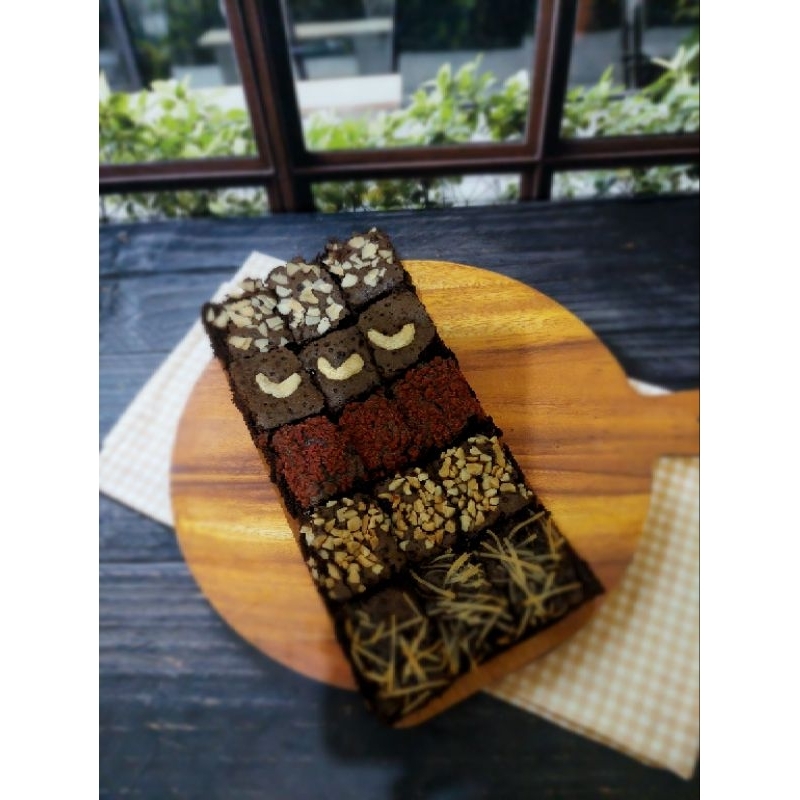 

Brownies Fudge Skat ( kacang + mete + redvalved + kacang + keju )