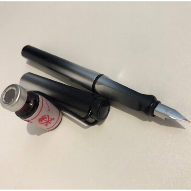 

Pena Jafaron Merah Menulis Wafak