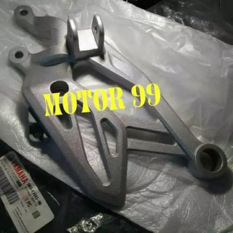 DUDUKAN FOOTSTEP DEPAN KANAN R15 VVA V3 ORIGINAL YAMAHA