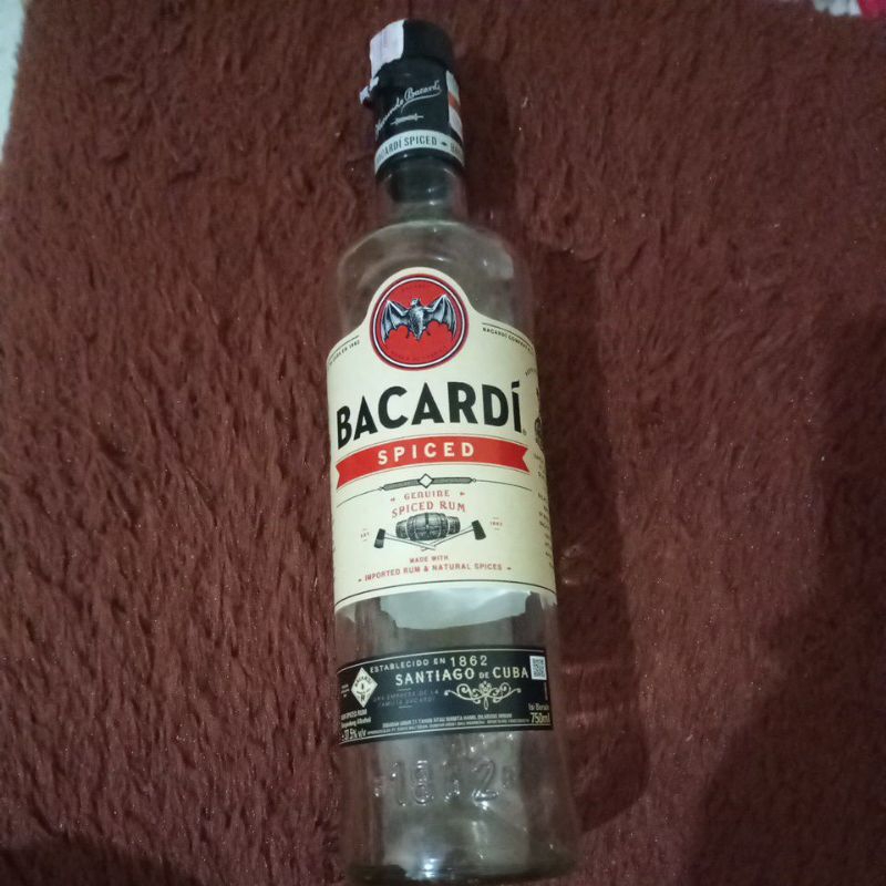 Botol kosong minuman bacardi. buat pajangan atau