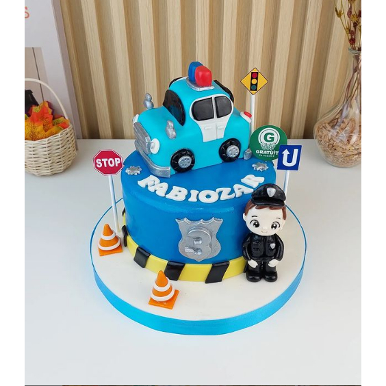 

CAKE TEMA MOBIL + FIGUR POLISI UK 15CM /KUE ULANG TAHUN CUSTOME