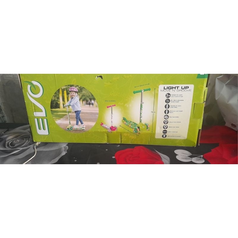 evo light up move n move scooter green
