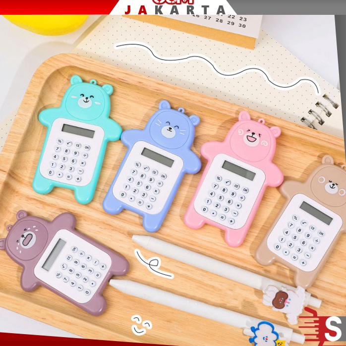 

Ready Stock OSM JKT 5531 Gantungan Kalkulator Mini / Kalkulator Motif Beruang Mini / Kalkulator Mini 8 Digit Tombol Karet