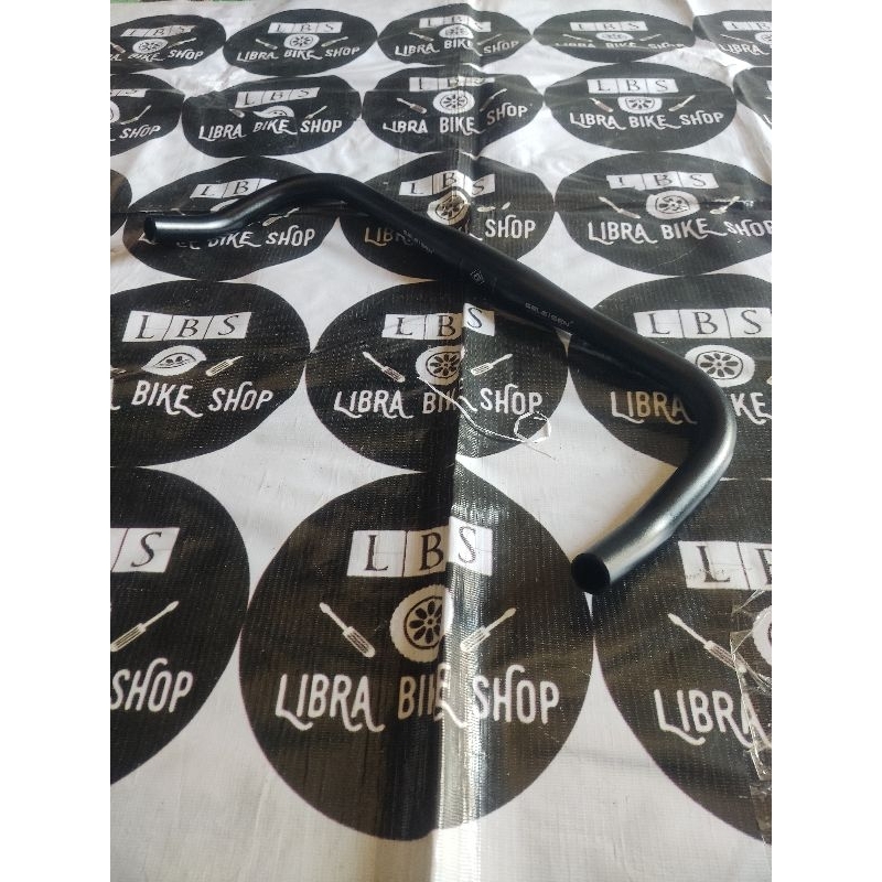 STANG BULLHORN GELEISEN HB-108-8 440MM AL-70 31.8MM OS OVERSIZE HITAM