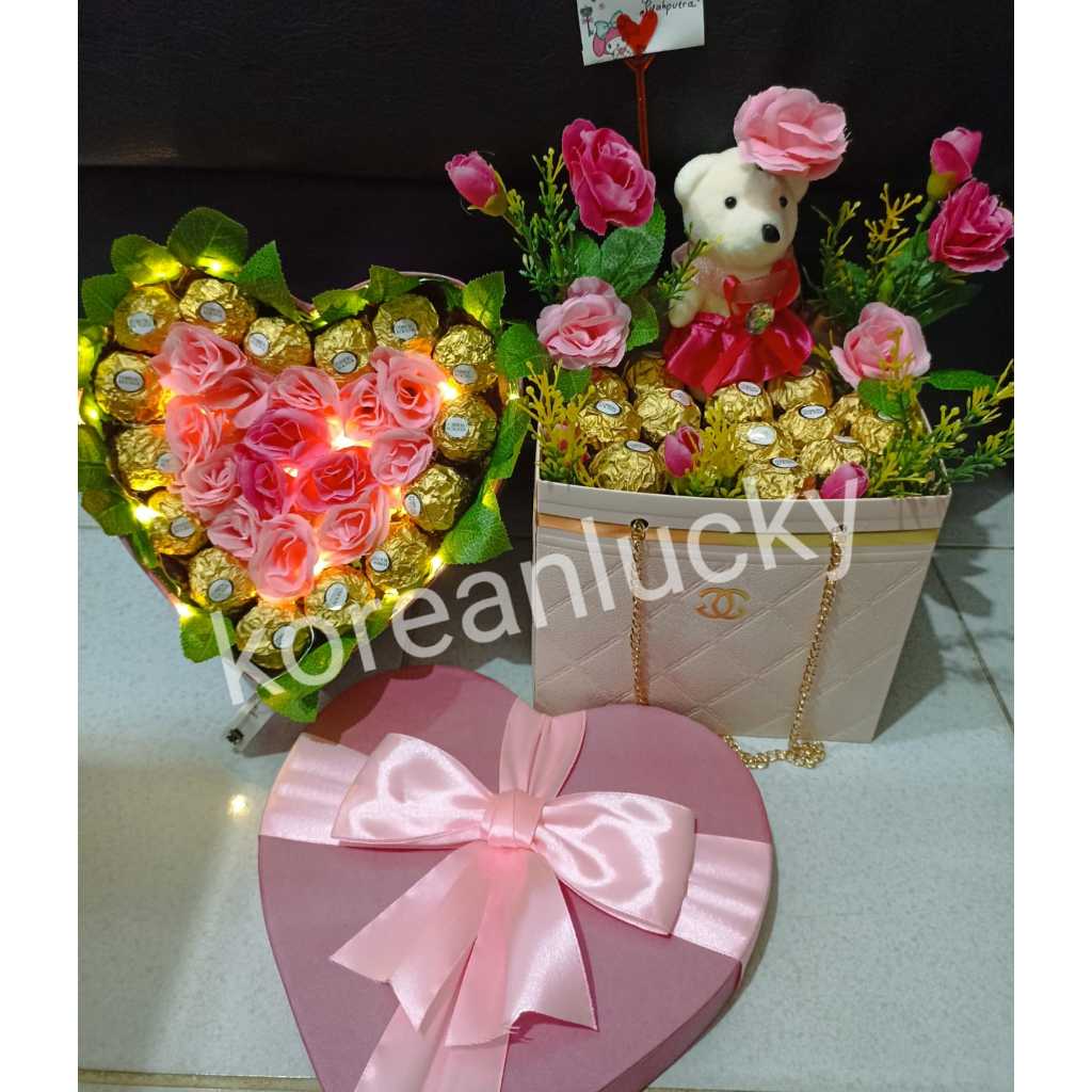 

PAKET LENGKAP HAMPERS BOX TALI RANTAI KOTAK LOVE COKLAT BONEKA BUNGA BUKET VALENTINE HADIAH KADO PACAR