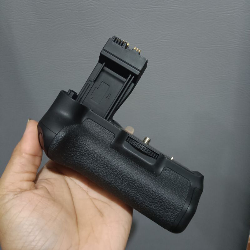 READY Batre grip canon 600d 700d 550d 650d / BG Canon 700d Baterai grip canon E8