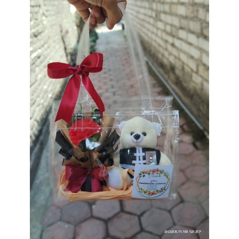 Hadiah boneka PSHT / silat PSHT.