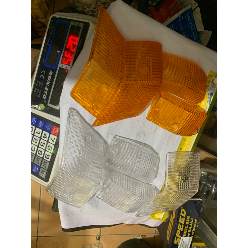 Mika Sen Sein Vespa Excel Pxe Px Exclusive kuning dan putih Kiwi