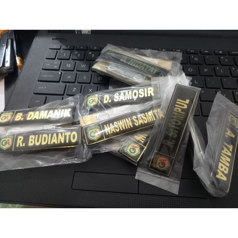 

name tag/ nama / pin / kuningan