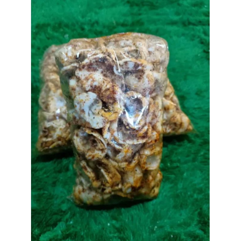 

Kerupuk bawang/serundeng makanan has Cirebon gurih dan renyah