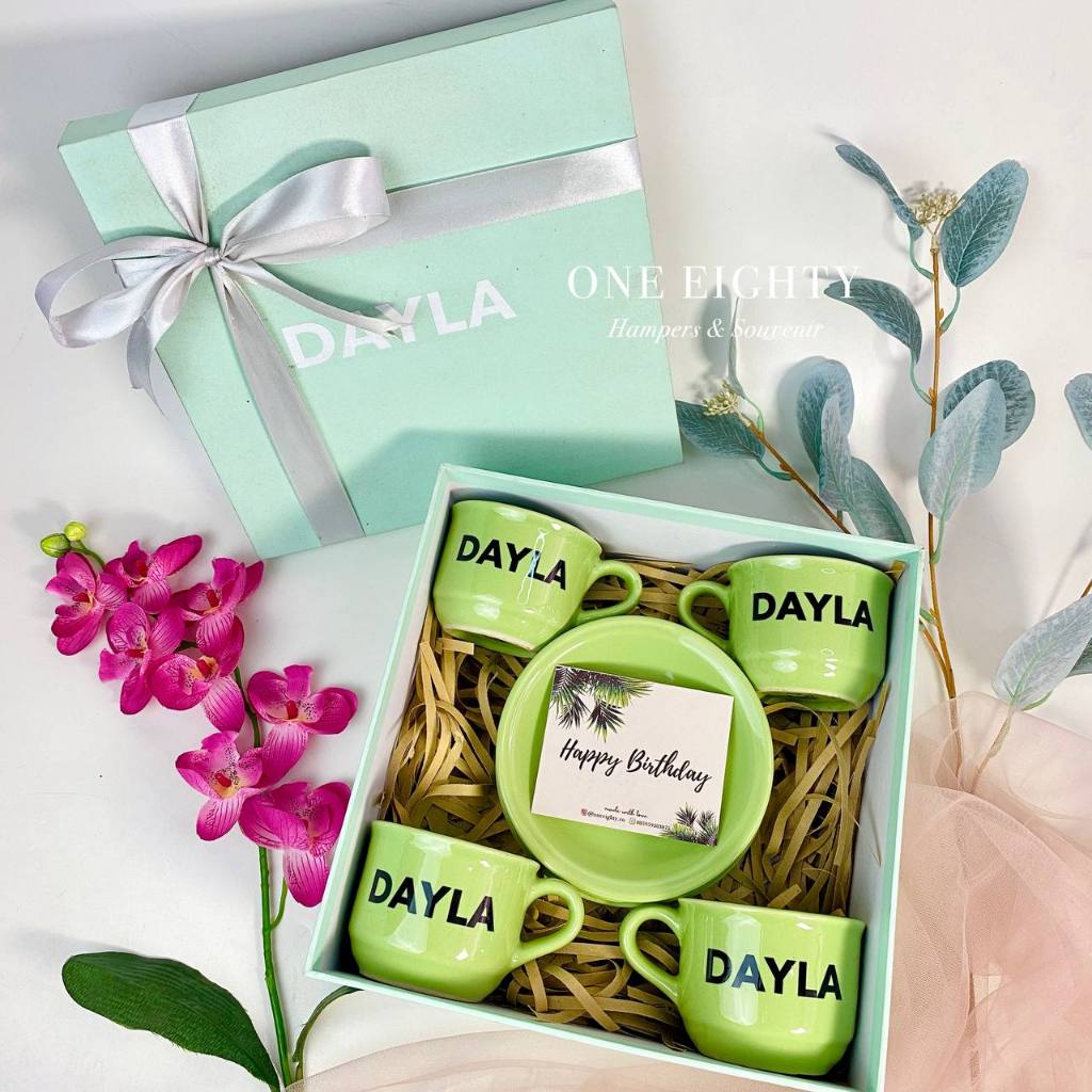 

PREMIUM HAMPERS GIFT SET CANGKIR LEPEK KERAMIK HARD BOX CUSTOM NAMA CANTIK KADO HADIAH PERNIKAHAN WEDDING WISUDA ULTAH ULANGTAHUN HARI IBU ANNIVERSARY BIRTHDAY GRADUATION FAREWELL GIFT BOX