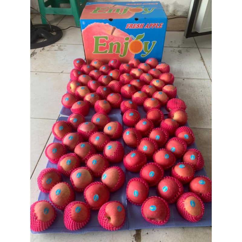 

Apple Fuji China 1Kg - 2Kg Sz^100