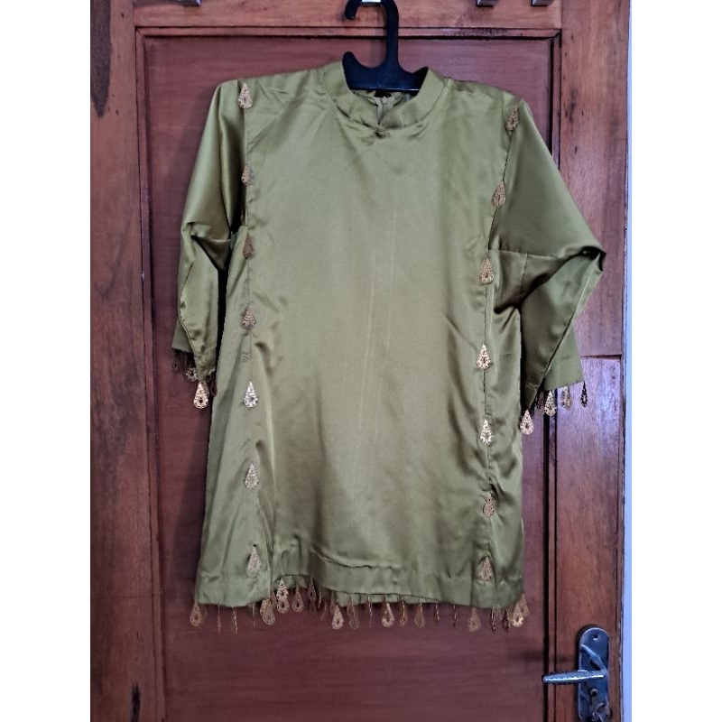 preloved baju kurung dengan hiasan pernik tembaga
