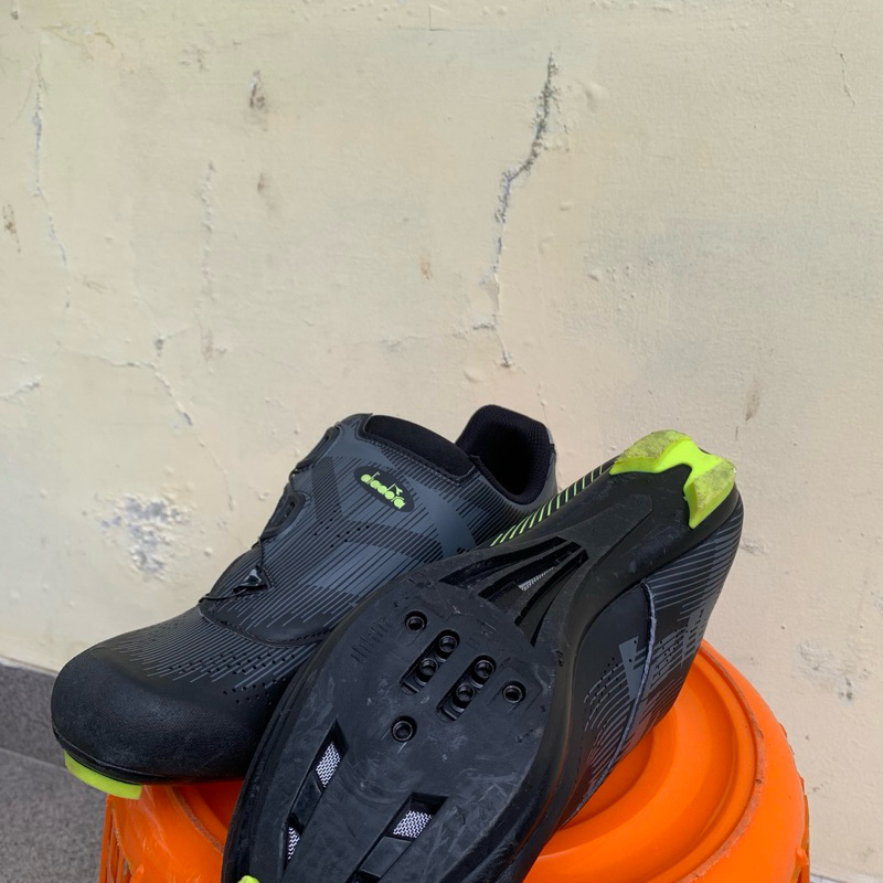 sepatu cleat diadora