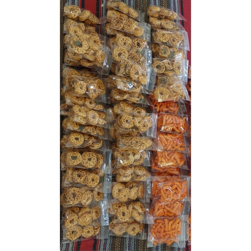 

Kerupuk seblak mawar,pedas daun jeruk
