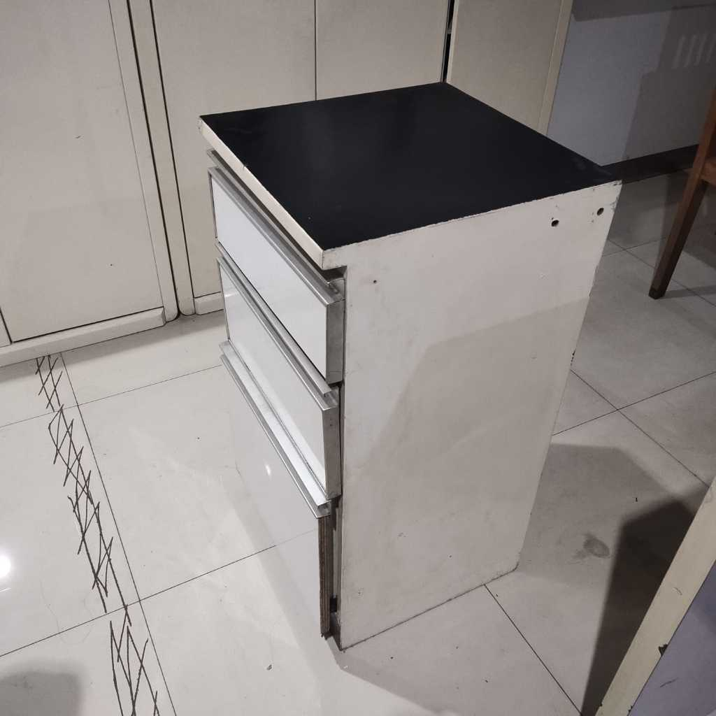 LEMARI LACI KABINET 3 SUSUN BAHAN KAYU MINIMALIS SECOND SEKEN KONDISI BAIK