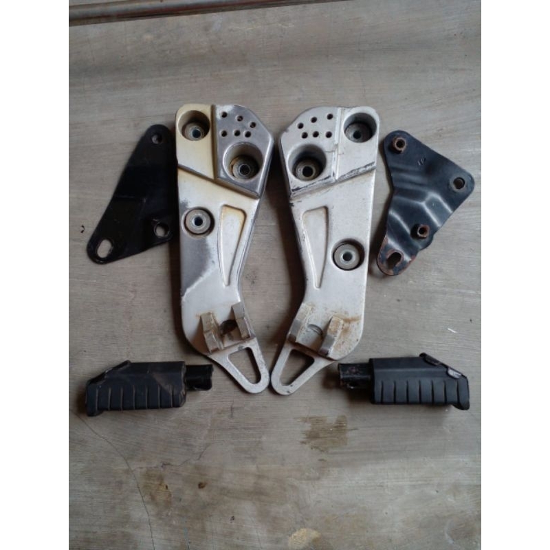 Sepasang Footstep Postep Step Belakang Mocin Model Supra KTM Aplikasi Ke Supra Grand C70 CB Modifika