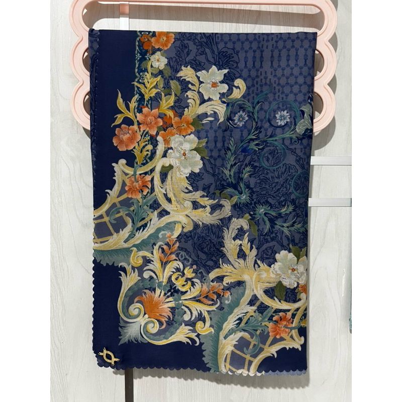 preloved wearing klamby Royal Scarf