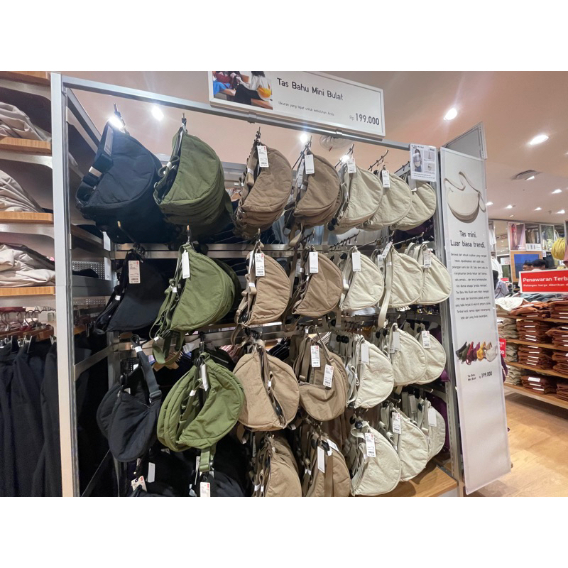 tas selempang uniqlo